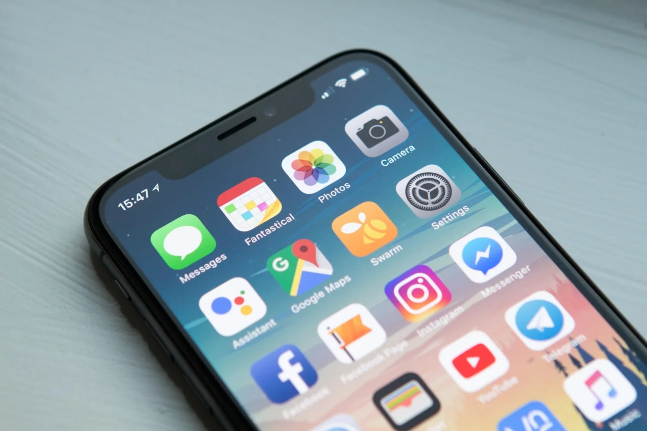 Smartphone document scanning — OCR vs NFC identity verification comparison Algeria